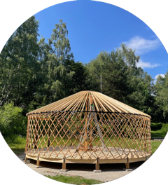 Pour la structure, les murs sont en treillis de chataigner et les perches en épicea.