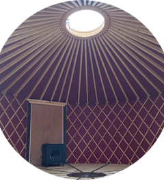 Vue intérieur de l'Hirondelle, avec une toile déco de couleur rouge bordeau.