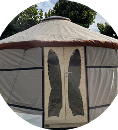 Vue sur la porte au motif ailé de la yourte Hirondelle.