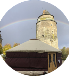 La Nomade 7 est proposée avec plusieurs coloris de toiles extérieures : ici en bordeau pour les murs et crème pour le toit.